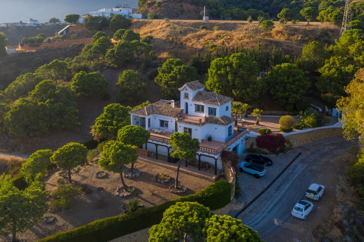 Property: Estepona, Costa del Sol (Detached Villa)