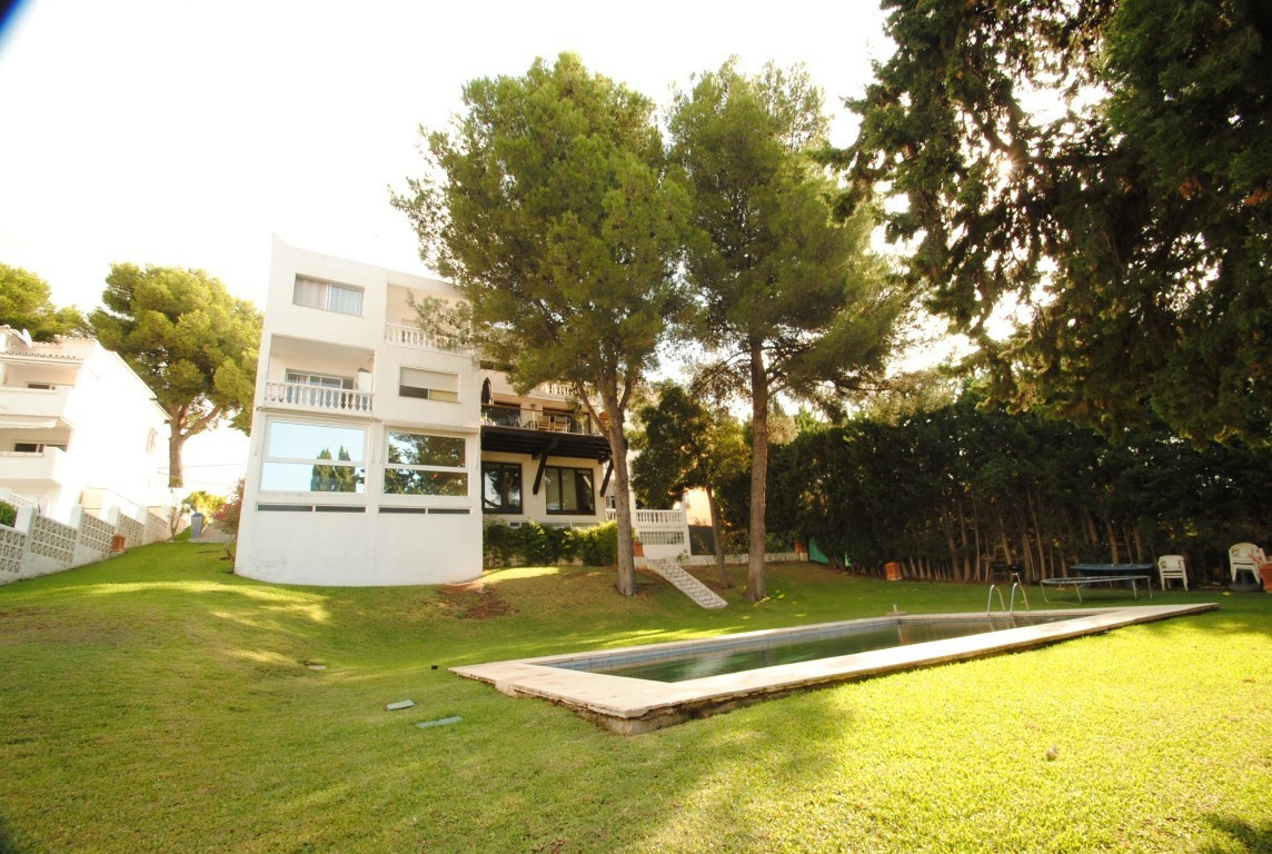 Property: Nueva Andalucía, Costa del Sol (Detached Villa)